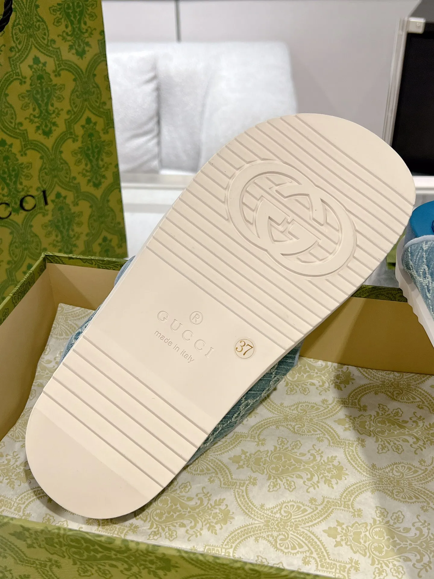 👟👟Ex-factory price 480👟👟 The latest Guccl24ss new product Double G women's Velcro sandals😎 These flat sandals are designed with Velcro straps, which are modern and sporty, bringing comfort. This accessory is crafted from light blue and ivory white GG denim fabric. The upper straps are decorated with elegant Double G-shaped accessories, showing a unique style. Gucci classic presbyopic cloth surface...hot diamond surface...rubber outsole...ZP molded midsole feet...original metal buckle/rhinestone surface Code number: 35 to 42 (41.42 is custom-made and non-refundable)